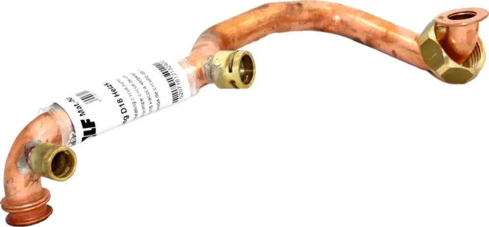Verrohrung aus Kupfer für Heizkreispumpe, mit zwei Anschlussmöglichkeiten, deutlich erkennbare Beschriftung der Marke Wolf auf dem Produkt.